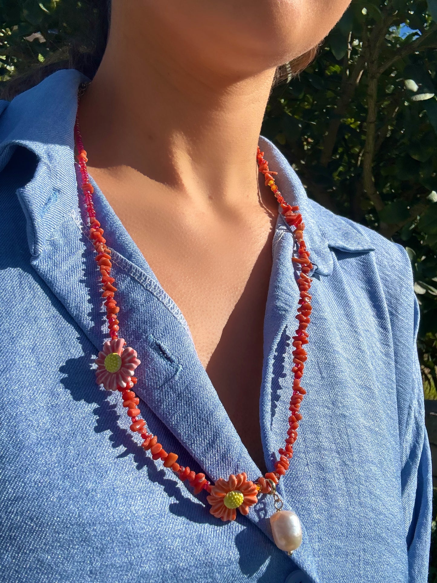 Collana Coralie con corallo rosso e margherite
