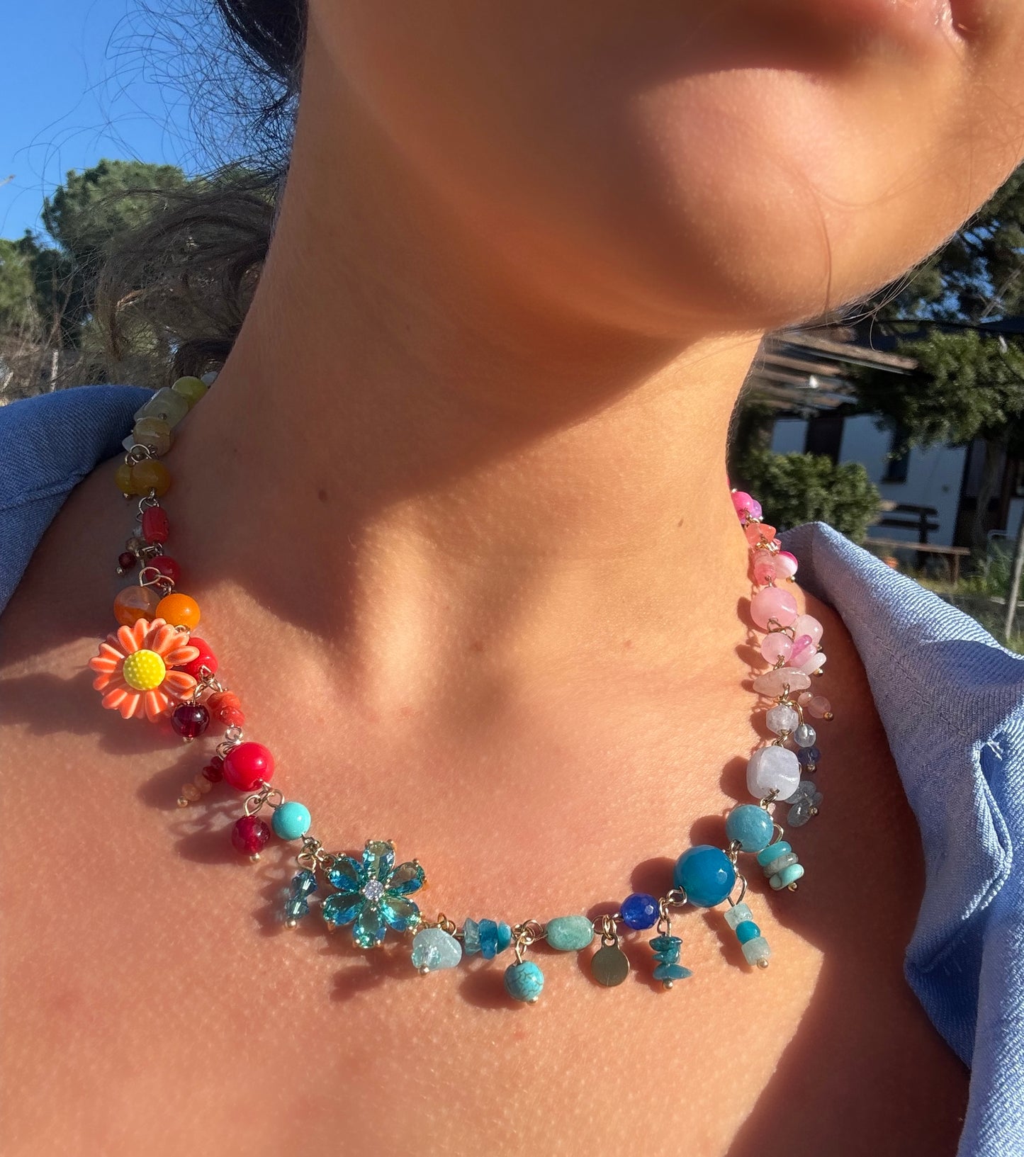 Collana Fiore Arcobaleno con pietre e ciondoli
