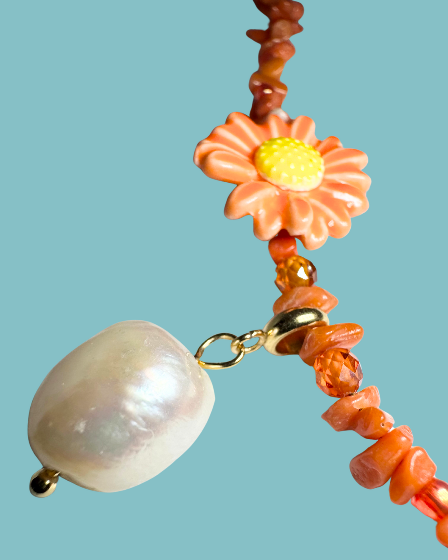 Collana Coralie con corallo rosso e margherite